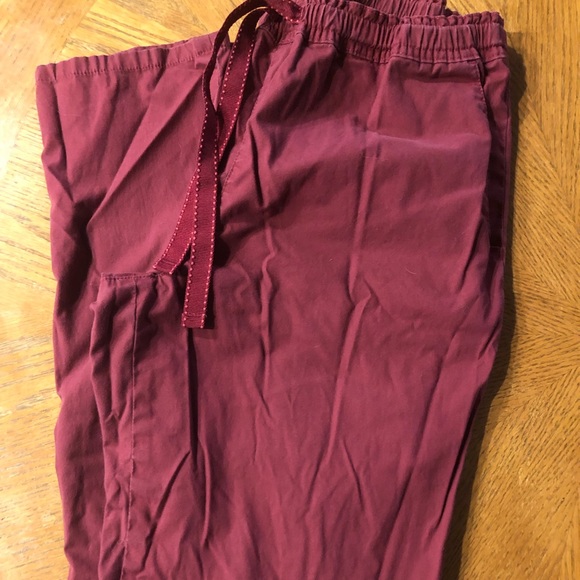 This Jaanuu scrub SET is the prettiest, most flattering scrub set you’ll find! - Picture 1 of 4